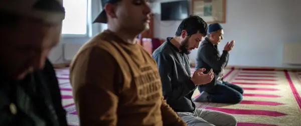 Молитва на лестнице: исламский вопрос обострился в Прибалтике