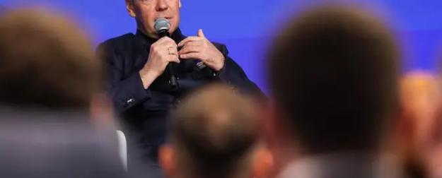 «Историческая победа»: Что имел в виду Медведев, напутствуя «Единой России»
