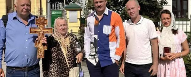 Усик поддержал участников молитвенного стояния под Киево-Печерской лаврой Усик поддержал участников молитвенного стояния под Киево-Печерской лаврой