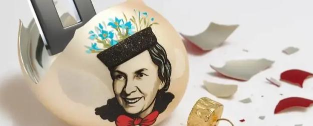 Пособница нацистов на новогодних игрушках. Как такое возможно в Белоруссии?