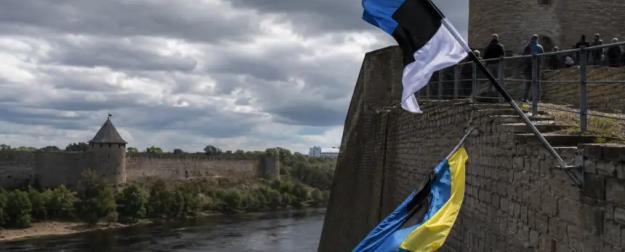 Ветер устроил позор в Нарве: флаги Эстонии и Украины рухнули у границы РФ