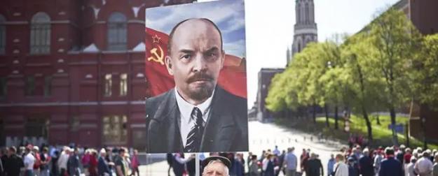 Отец революции Ленин жил, жив и будет жить в России и везде Отец революции Ленин жил, жив и будет жить в России и везде