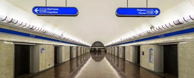 «Давайте еще портрет Зеленского на пол в метро выложим, чтоб топтать»