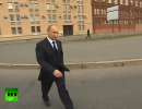 Путин гуляет один по Петербургу