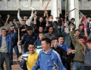 В Киргизии митингующие захватили в заложники трех сотрудников спецслужб и ограбили их