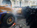 Оппозиционный бульдозер на штурме здания администрации президента Украины
