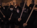 В Киеве собрались вооруженные палками люди в масках