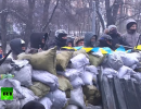 Затишье перед бурей: на улицах Киева укрепляют баррикады