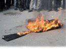 Активисты в Крыму сожгли чучело Бандеры