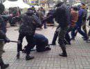 Люди с битами и в масках избили милиционеров на Майдане
