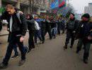 Активисты Майдана провели бойцов «Беркута» в Киеве через «коридор позора»