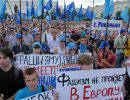 Митингующие захватили здание СБУ в Луганске Митингующие захватили здание СБУ в Луганске