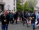 Сторонники федерализации отправились штурмовать центральный офис ПриватБанка в Донецке