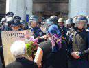 Одесситы, пришедшие к сгоревшему Дому профсоюзов, сожгли флаг Украины