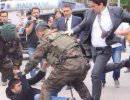 Советник премьер-министра Турции ногами избил лежащего на земле демонстранта