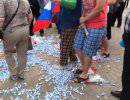 Жители Донецка растоптали конфеты от Порошенко