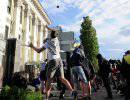 Сотни радикалов пытаются проникнуть в консульство РФ в Одессе