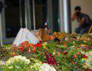 Певица Руслана завалилась на цветы у Посольства Нидерландов в Киеве