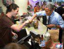 Барака Обаму сфотографировали с геем в техасском ресторане