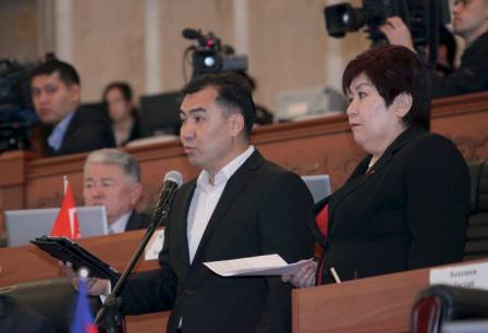 Киргизия: неразговорчивость правительства ему вредит Киргизия: неразговорчивость правительства ему вредит