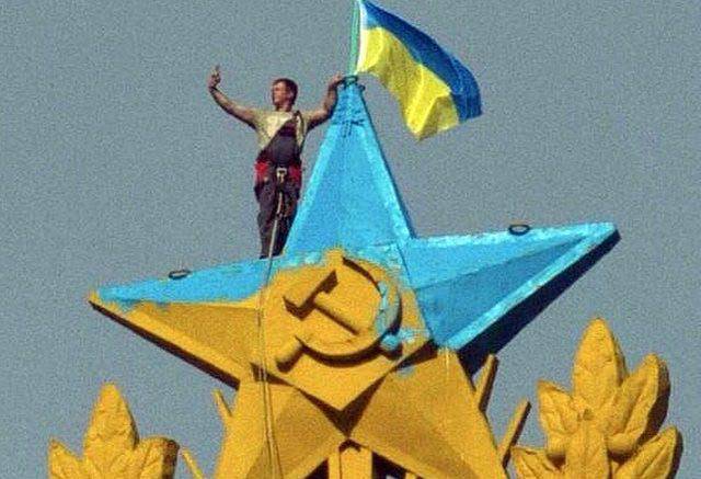 У Кремля задержаны пять человек при попытке вывесить флаг Украины