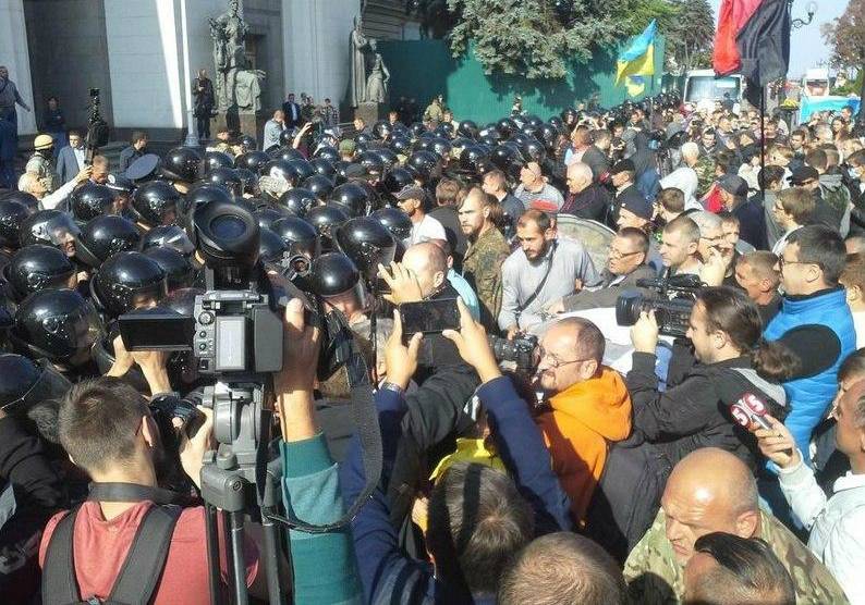 У Верховной рады в Киеве начались столкновения «Правого сектора» с милицией
