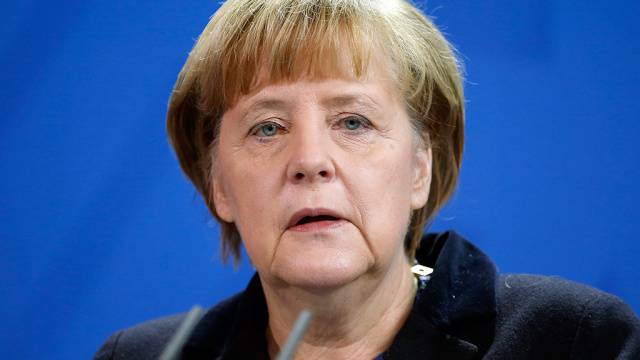 Немцы встречают Меркель свистом