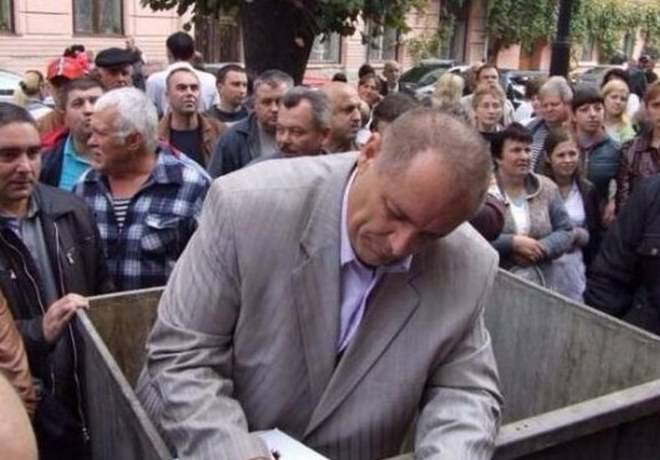 В мусорный бак на Украине бросили главврача госпиталя для ветеранов В мусорный бак на Украине бросили главврача госпиталя для ветеранов