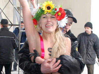 Суд Франции впервые осудил активистку Femen