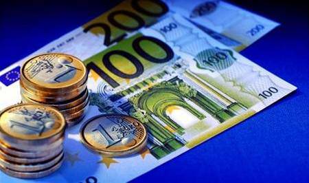 Курс евро резко обвалился на 2 рубля, доллар на 1,5 рубля