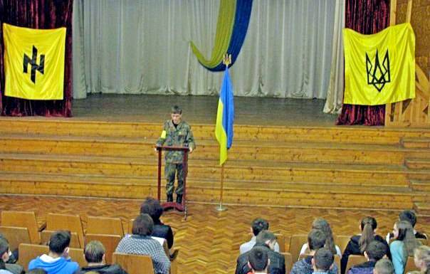 Львов: неонацисты читают старшеклассникам лекции о “великодержавной Украине”