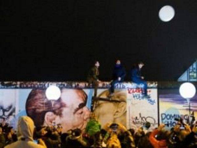 Берлинская стена пала, но на ее месте уже построена новая