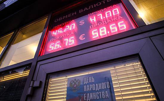 Курс евро впервые поднялся выше 58 рублей