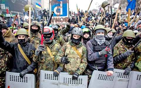 Толпа радикалов штурмует консульство России в Харькове
