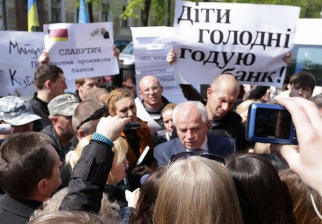 Ищите дураков: Банкиры Украины призывают население вернуть снятые вклады