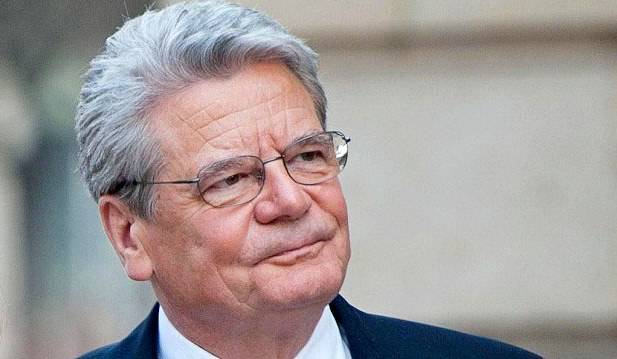 Президенту Германии попали яйцом по голове Президенту Германии попали яйцом по голове