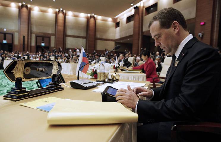 Медведев: для улучшения российско-американских отношений первый шаг должны сделать США