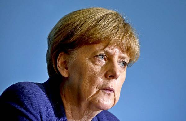 Меркель под перекрестным огнем