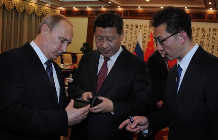 Путин подарил Си Цзиньпину YotaPhone 2