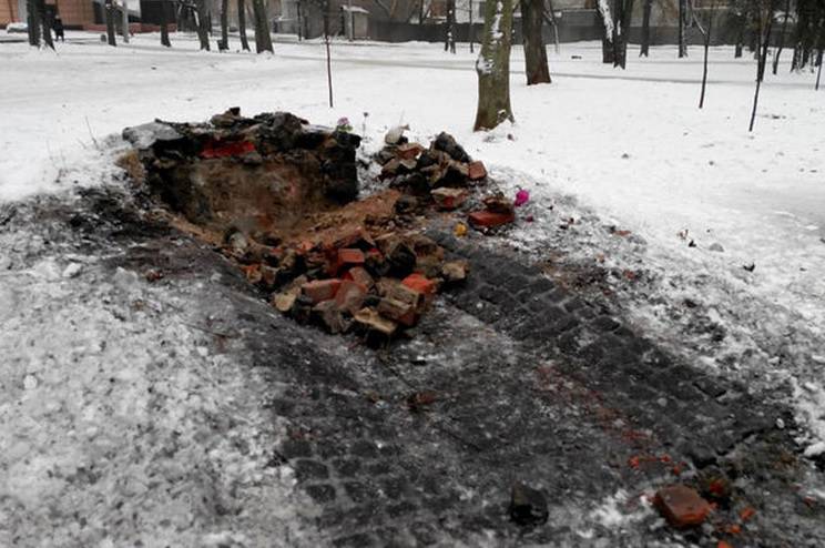 В Харькове взорвали памятник воинам УПА