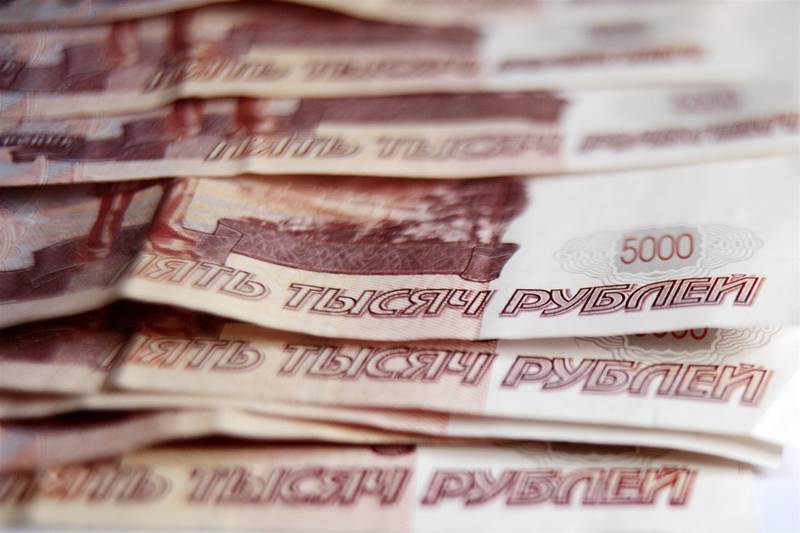 Почему Россия обваливает рубль?