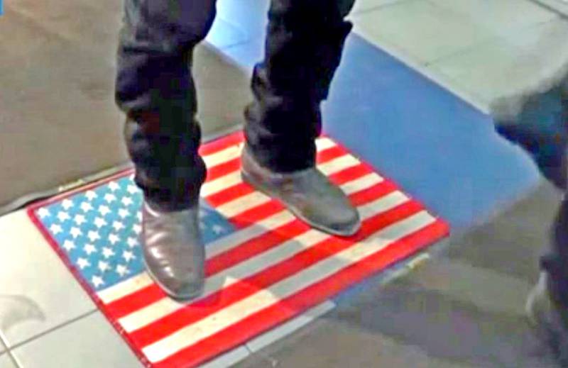Западные СМИ: Москвичи вытирают ноги о флаг США