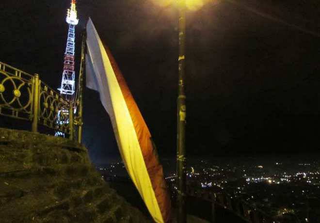Во Львове ночью неизвестные вывесили и заминировали флаг Польши