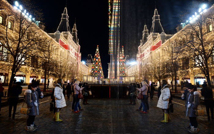 В Москве нет паники и разговоров о санкциях, люди покупают новогодние подарки