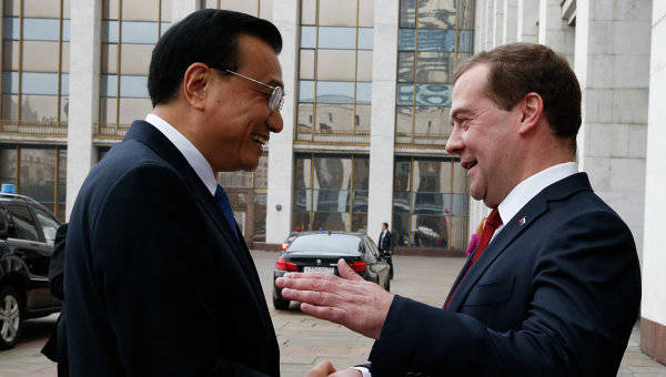 Медведев обсудил с Ли Кэцяном в Астане двусторонние отношения