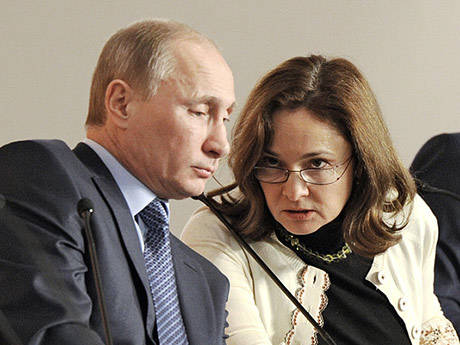 Путин получил сильнейший толчок в спину от своей бывшей хрупкой помощницы в нелепых очках