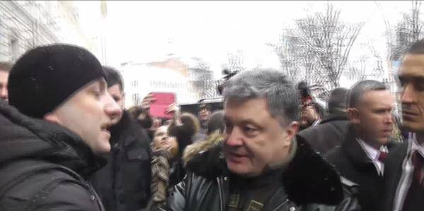 Жители Львова назвали Порошенко предателем и сочли его нерукопожатным