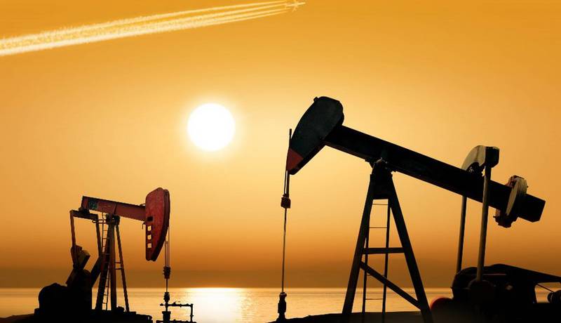 Мировые цены на нефть рухнули на пять процентов