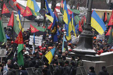 Демонстрация в Киеве: шахтёры на Крещатике требуют вернуть Януковича Демонстрация в Киеве: шахтёры на Крещатике требуют вернуть Януковича