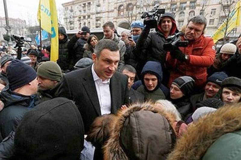 Мэр Кличко избил участника мирного пикета